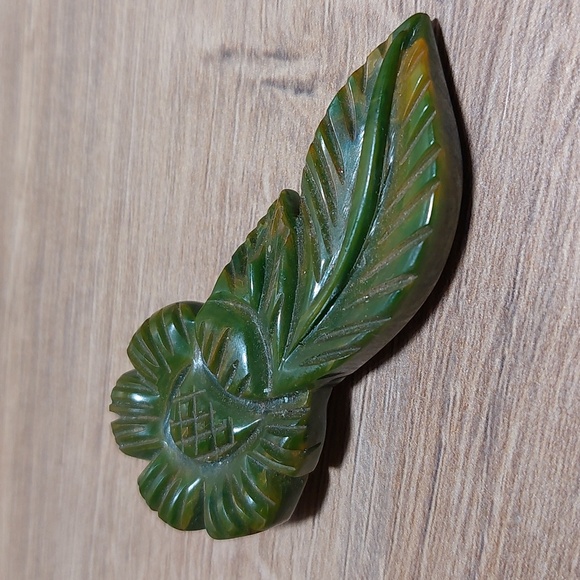 Vintage Bakelite Spinach Green Flower Dress Clip Art Deco Era Collectible - Picture 3 of 9